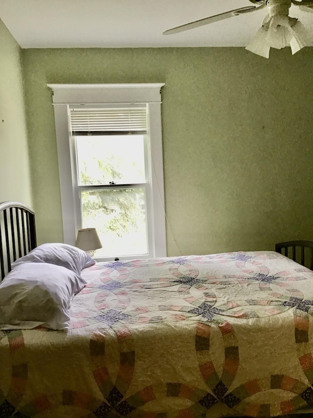 bedroom featuring ceiling fan