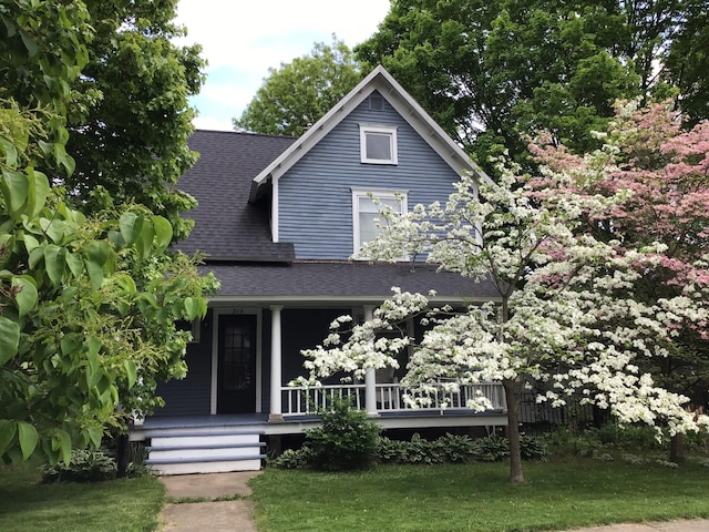 315 S Michigan Ave, Vicksburg, MI 49097 - view of front of home featuring a shingled roof, a porch, and a front lawn