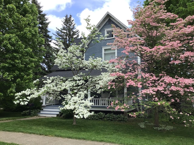 315 S Michigan Ave, Vicksburg, MI 49097 - view of front of property with a front lawn