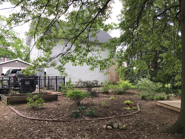315 S Michigan Ave, Vicksburg, MI 49097 - view of yard with a garden