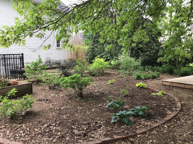 315 S Michigan Ave, Vicksburg, MI 49097 - view of yard featuring fence