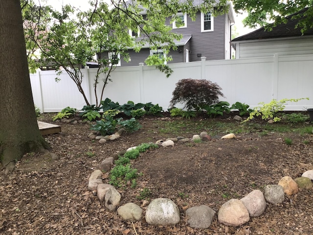 315 S Michigan Ave, Vicksburg, MI 49097 - view of yard featuring fence