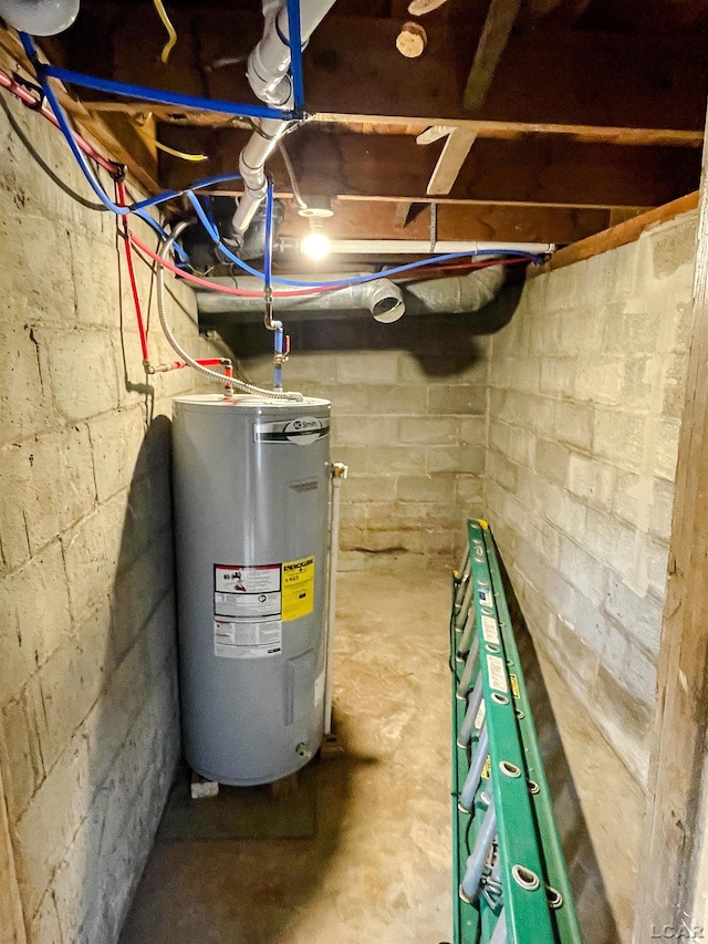 807 N St, Morenci, MI 49256 - utility room featuring electric water heater