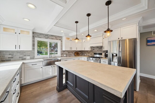 6481 Wardell, West Bloomfield, MI 48324 - kitchen with stainless steel appliances, a sink, decorative backsplash, white cabinetry, and ornamental molding