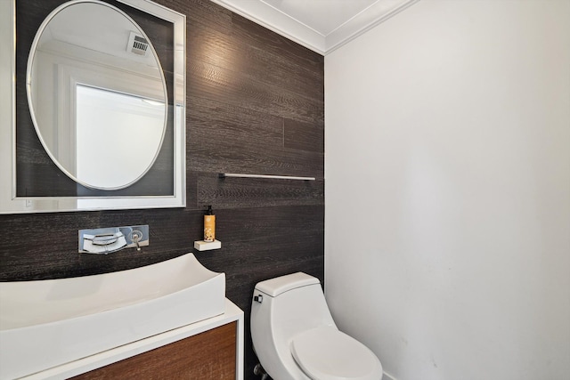 6481 Wardell, West Bloomfield, MI 48324 - half bath featuring toilet, vanity, and crown molding