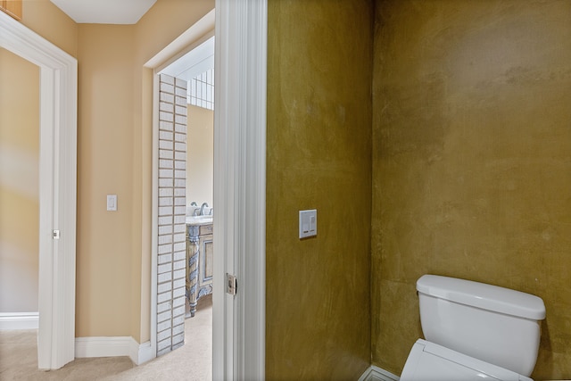 5215 Deer Run Cir, Orchard Lake, MI 48323 - bathroom with toilet and baseboards
