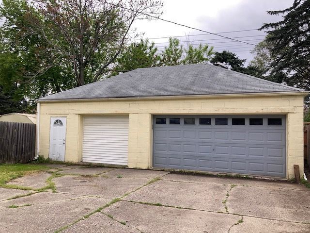 detached garage with fence