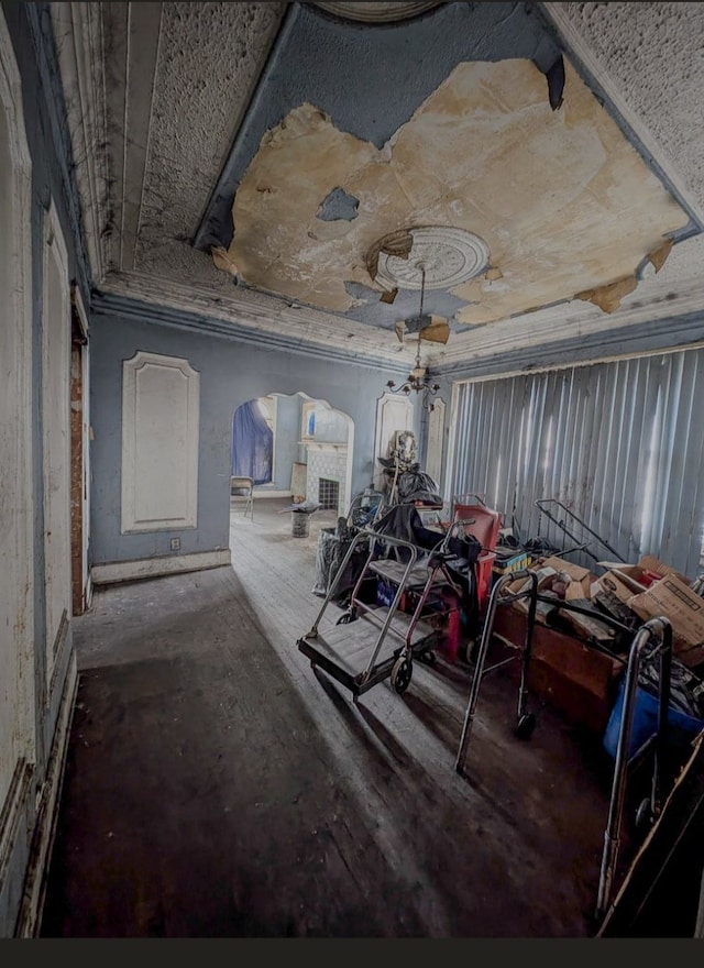2738 Elmhurst St, Detroit, MI 48206 - interior space featuring arched walkways and ornamental molding