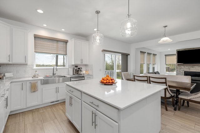 kitchen with a sink, open floor plan, tasteful backsplash, healthy amount of natural light, and recessed lighting