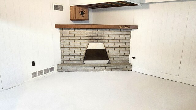 detailed view of baseboards and wooden walls
