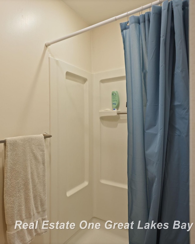 1416 Airfield Ln, Midland, MI 48642 - full bath featuring a shower with curtain