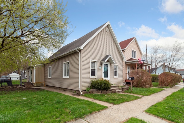 view of side of property featuring a lawn