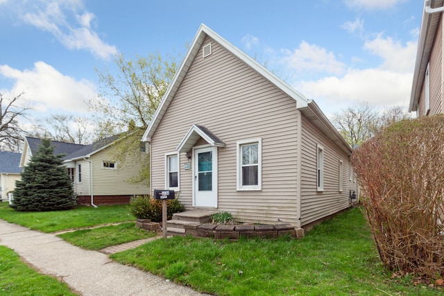 view of front of home featuring a front lawn