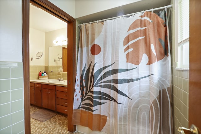 932 E Genesee St, Frankenmuth, MI 48734 - full bath featuring tile walls, vanity, and curtained shower