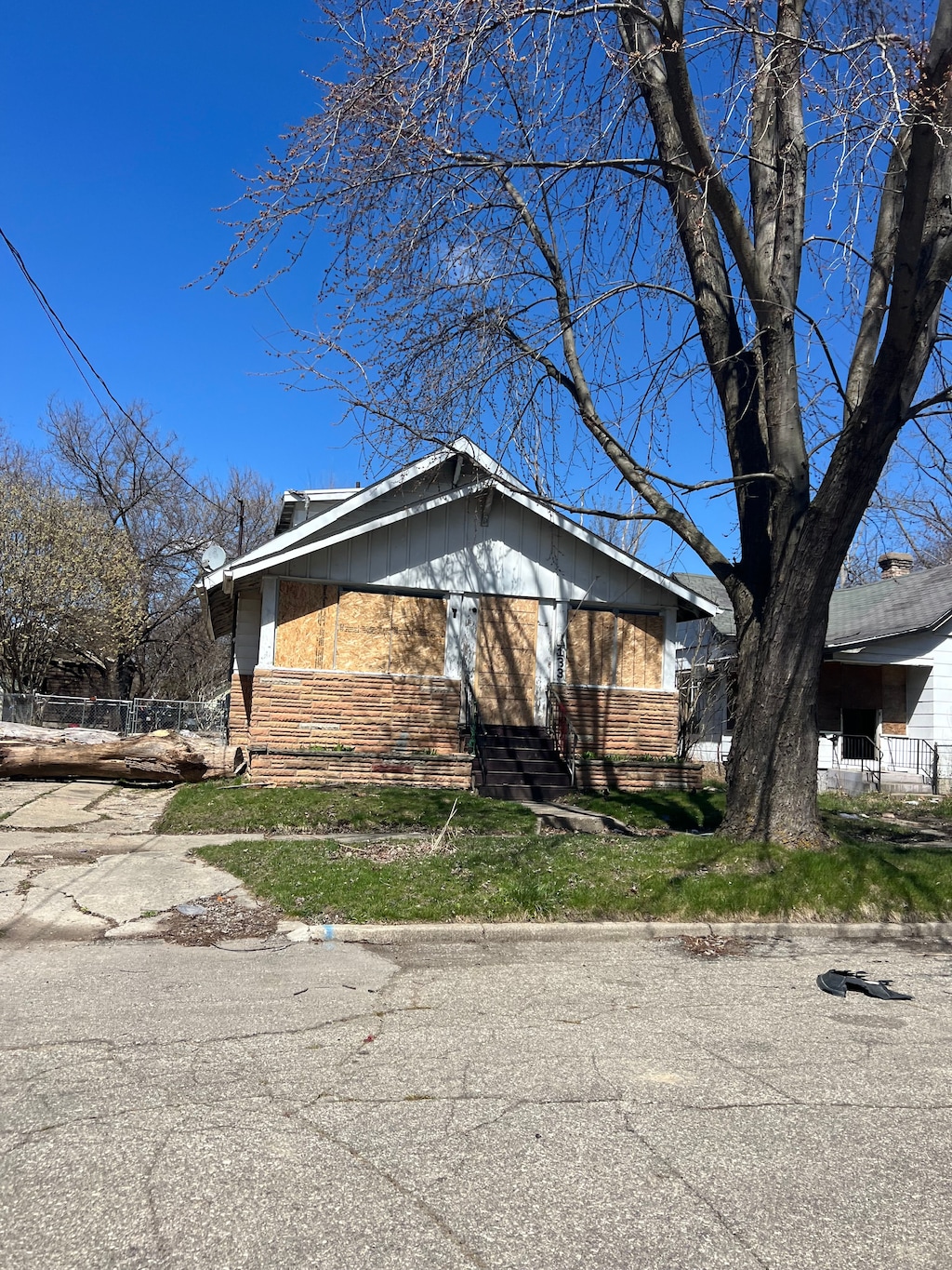 133 E Oakley St, Flint, MI 48503 - view of front facade with brick siding
