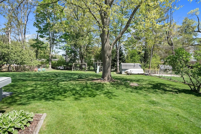 view of yard featuring view of wooded area