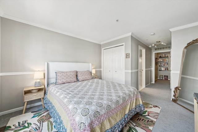 bedroom featuring a closet, carpet, crown molding, and baseboards