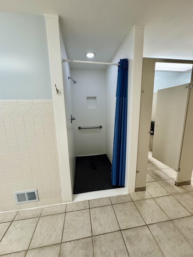 full bath featuring tile patterned floors, a shower with curtain, and recessed lighting