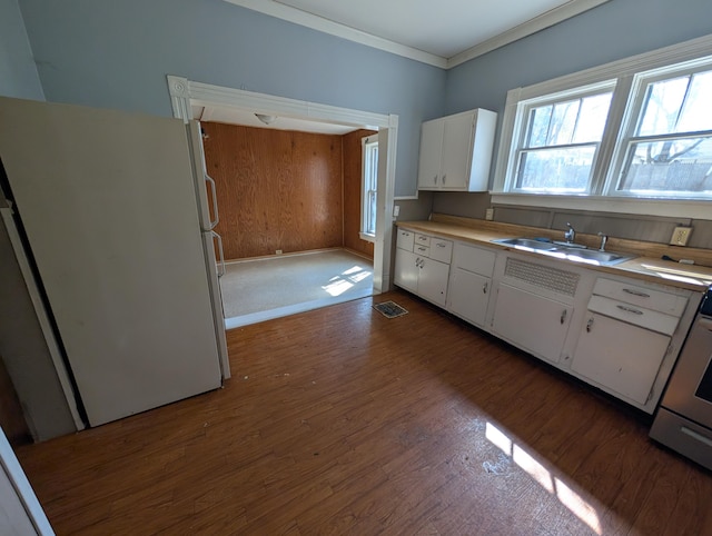 kitchen featuring freestanding refrigerator, a sink, dark wood-style floors, white cabinetry, and light countertops