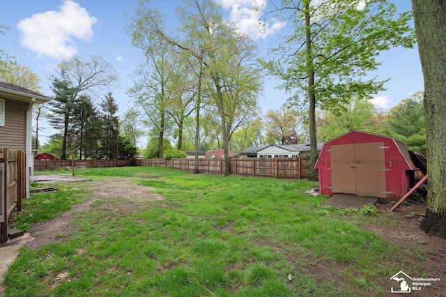 view of yard with a shed and an outdoor structure