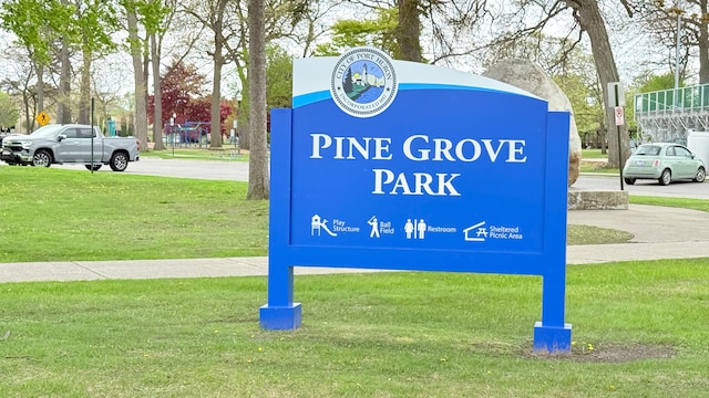 community / neighborhood sign featuring a yard