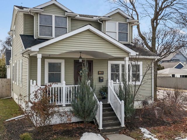 view of front of home featuring a porch and fence