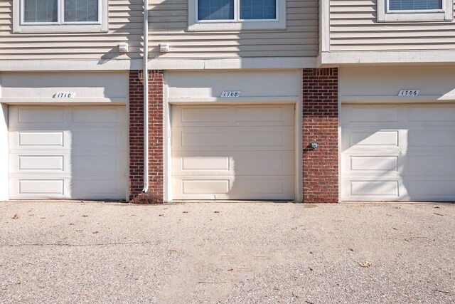 1708 Deepwood Cir, Rochester, MI 48307 - view of garage
