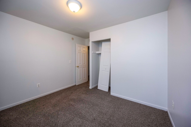 unfurnished bedroom featuring carpet flooring, baseboards, and a closet