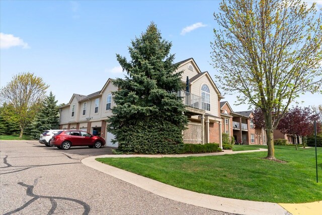 view of front of property featuring a front lawn and a residential view