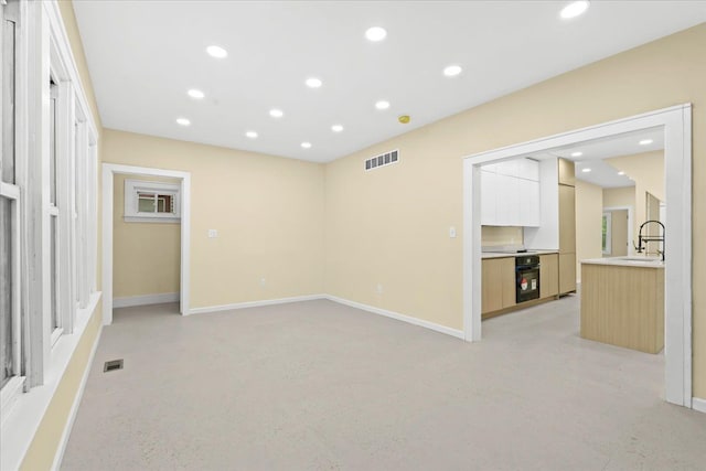475 Algonquin St, Detroit, MI 48215 - unfurnished room featuring a sink, recessed lighting, and baseboards