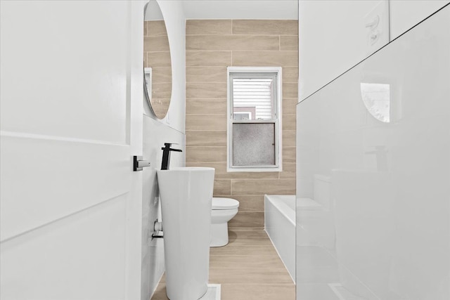475 Algonquin St, Detroit, MI 48215 - full bath with tile walls, toilet, and a bath