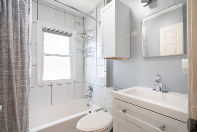 2170 Sonoma St, Ferndale, MI 48220 - bathroom featuring shower / tub combo with curtain, toilet, and vanity