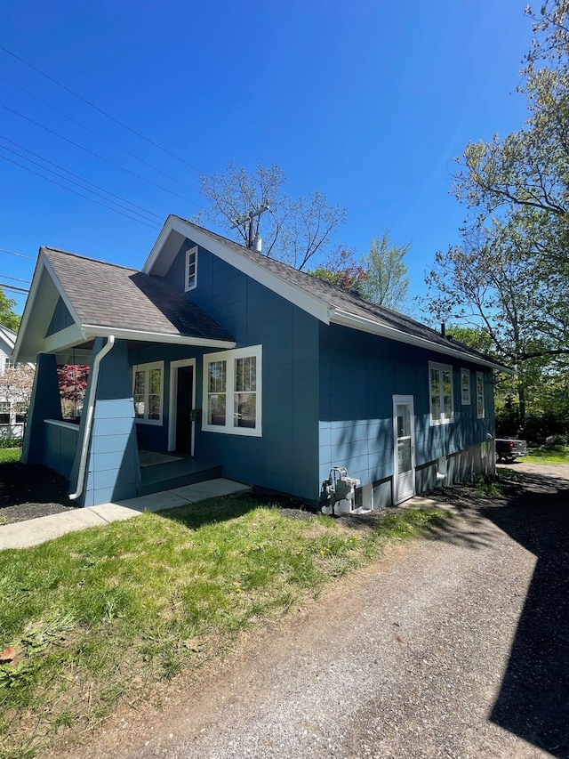 ranch-style house featuring a shingled roof