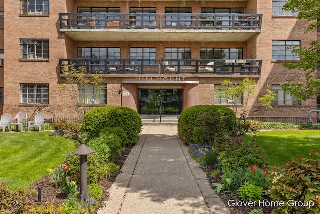 view of apartment building / complex