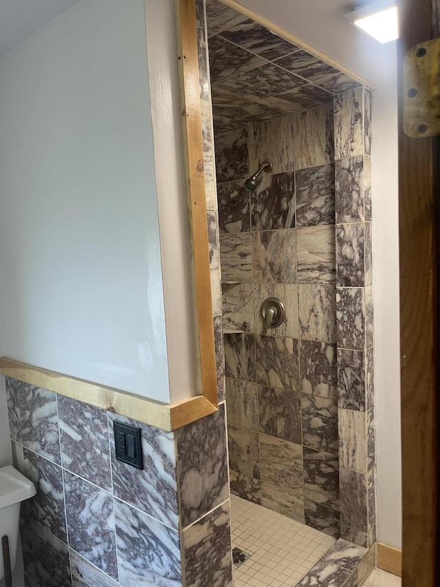 5128 Heights Ravenna Rd, Fruitport, MI 49415 - full bathroom featuring a tile shower and toilet