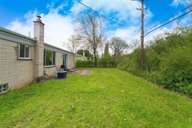 25720 Southwood Dr, Southfield, MI 48075 - view of yard with a patio