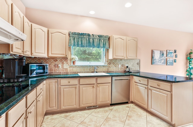 61450 Wedgewood Dr, Washington, MI 48094 - kitchen with appliances with stainless steel finishes, a sink, a peninsula, light brown cabinets, and decorative backsplash