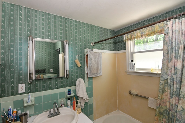 1209 Applewood Dr, White Lake, MI 48386 - full bathroom featuring a sink, wallpapered walls, a shower, a tub to relax in, and a wainscoted wall
