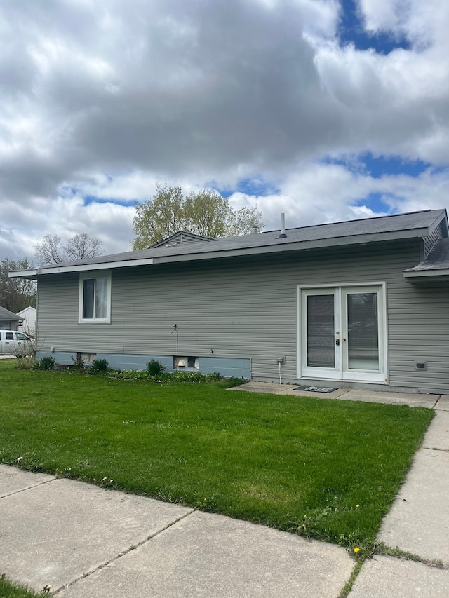31124 Windsor St, Westland, MI 48185 - view of side of property with a yard