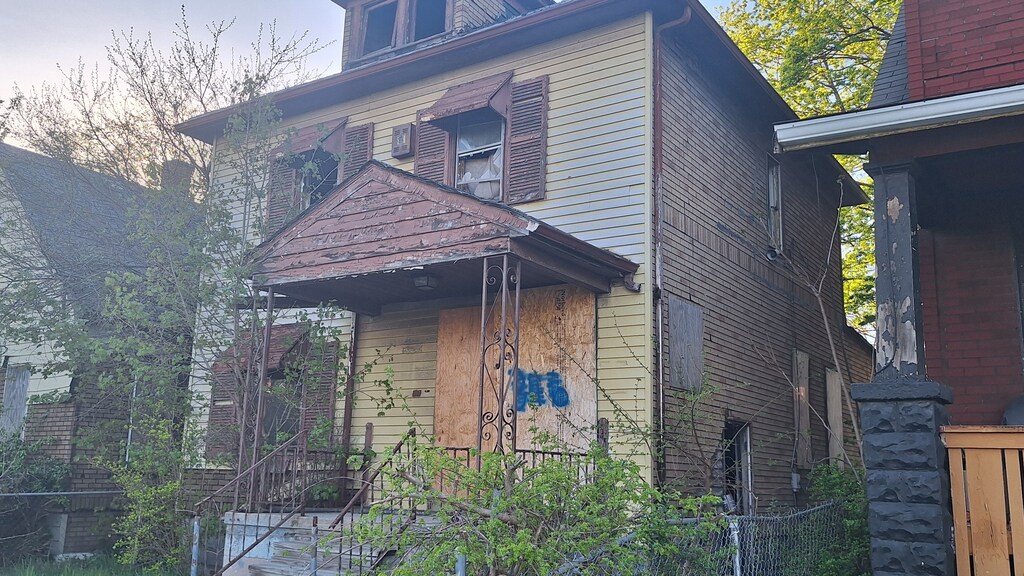 352 Highland St, Highland Park, MI 48203 - view of property exterior featuring fence