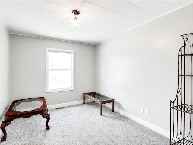 unfurnished room featuring carpet flooring, baseboards, and ornamental molding