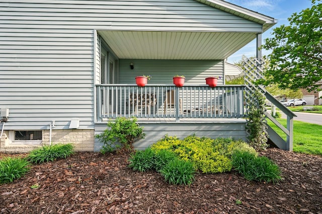 property entrance featuring a deck