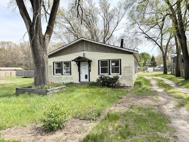 view of front of house featuring fence