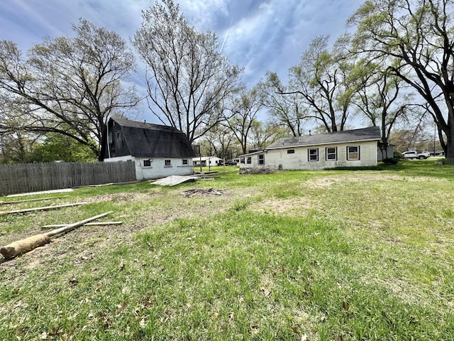 view of yard with an outdoor structure