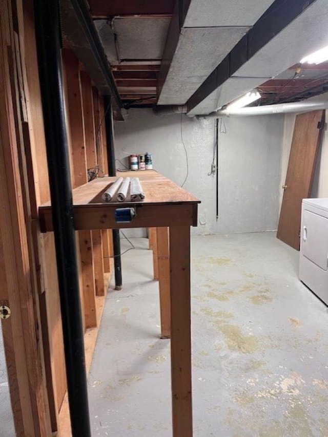 9455 N Parkwood Dr, Davison, MI 48423 - unfinished below grade area featuring washer / clothes dryer