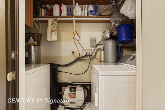 730 S Point Rd, Gladwin, MI 48624 - laundry room featuring washer and clothes dryer