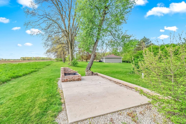 view of grassy yard featuring a patio