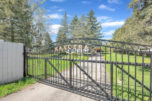 4953 Clintonville Rd, Clarkston, MI 48346 - gate featuring a yard