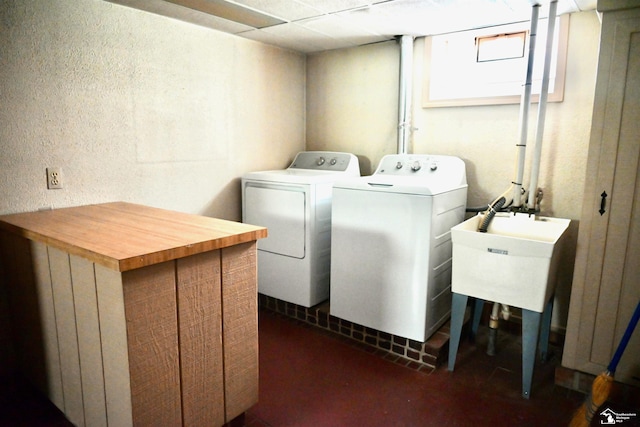330 Devonshire St, Dearborn, MI 48124 - laundry room featuring washer and dryer and a textured wall