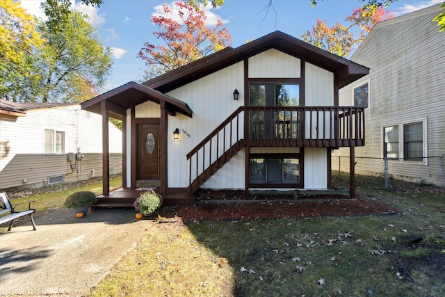 1975 Oldtown Ave, West Bloomfield, MI 48324 - rear view of property with fence